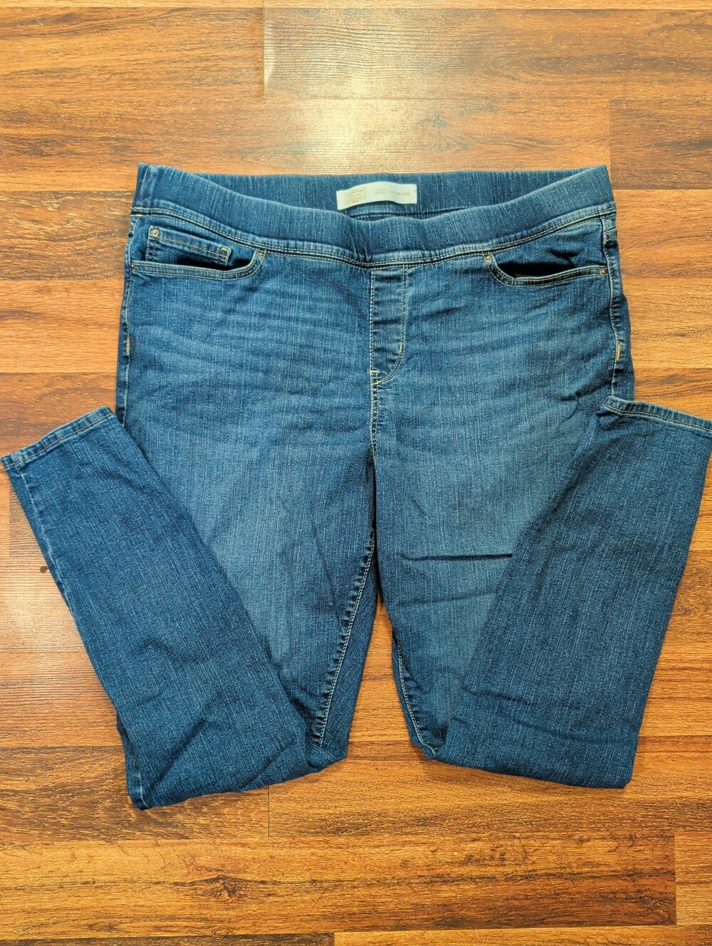 Signature Levi Women’s Totally Shaping Pull On Skinny Jeans Size 20, W35/L32